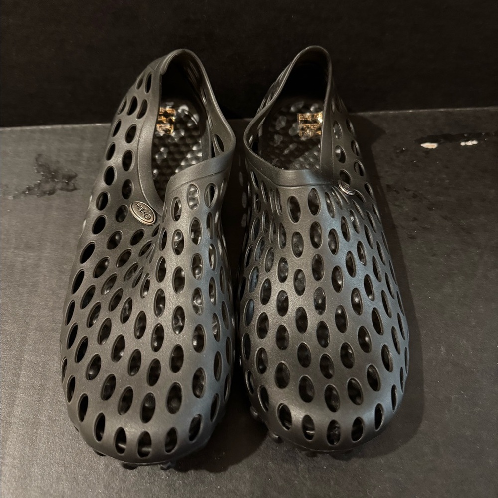 Black plastic water shoes 
Men’s size 7 or a women's size 9.5
New never worn
